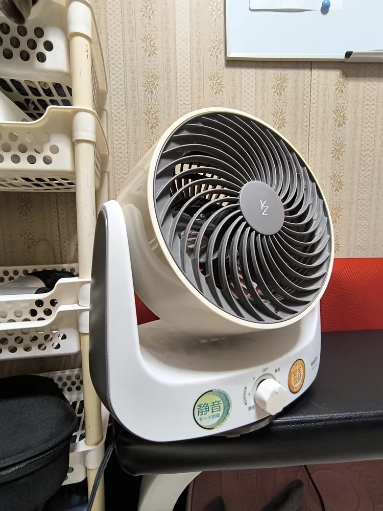 我が家で使っているサーキュレーター(山善の静音モデル)。床にたまった冷気を、これですくい上げて部屋全体へ回します