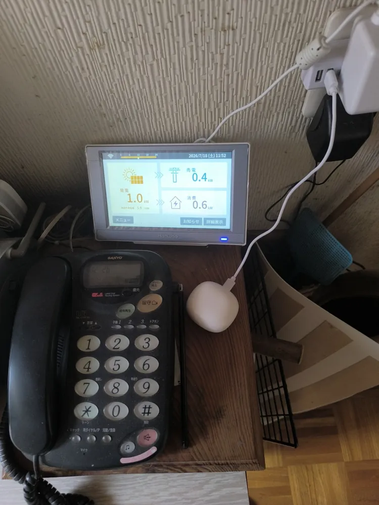 つける前(11時52分)。家全体の消費は0.6kW、太陽光が1.0kW発電していて0.4kWを売電しています